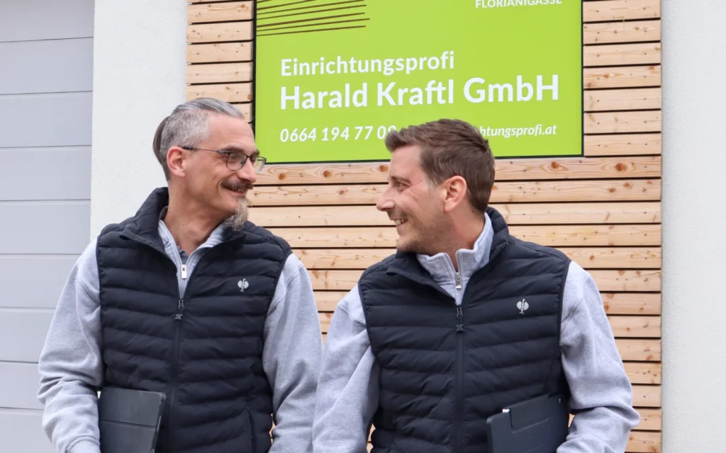 Prokurist Christian Schopf und Geschäftsführer Harald Kraftl vor dem Firmenschild