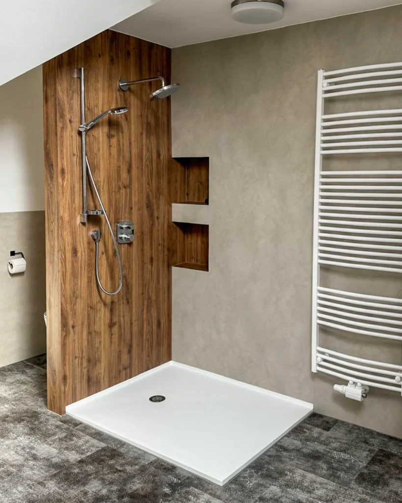 Fugenlose Dusche mit Wandpaneelen in Holzoptik – fugenloses Bad im Waldviertel und Weinviertel, fachgerecht geplant und montiert.