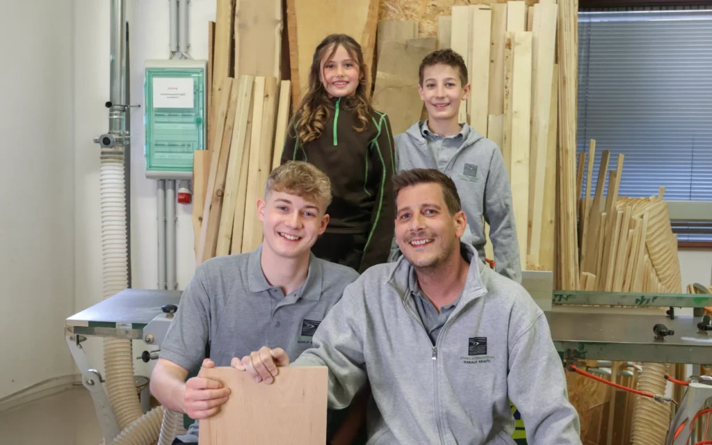 Harald Kraftl mit der nächsten Generation in der Werkstatt von Einrichtungsprofi Harald Kraftl in Irnfritz.