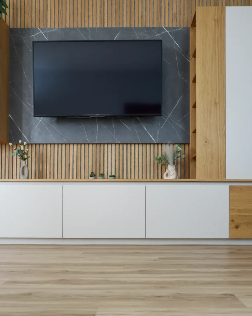Modernes Wohnzimmer mit maßgefertigten Möbeln, TV-Wand und Stauraum vom Tischler im Waldviertel.