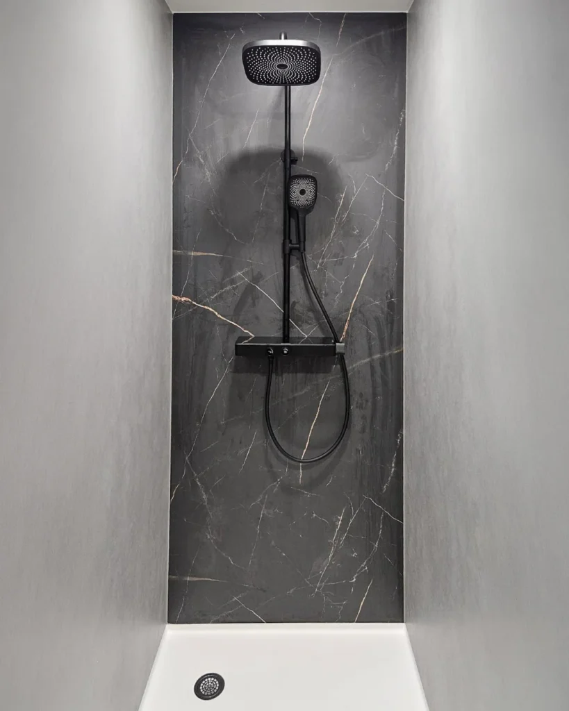 Schwarze dusche fugenlos