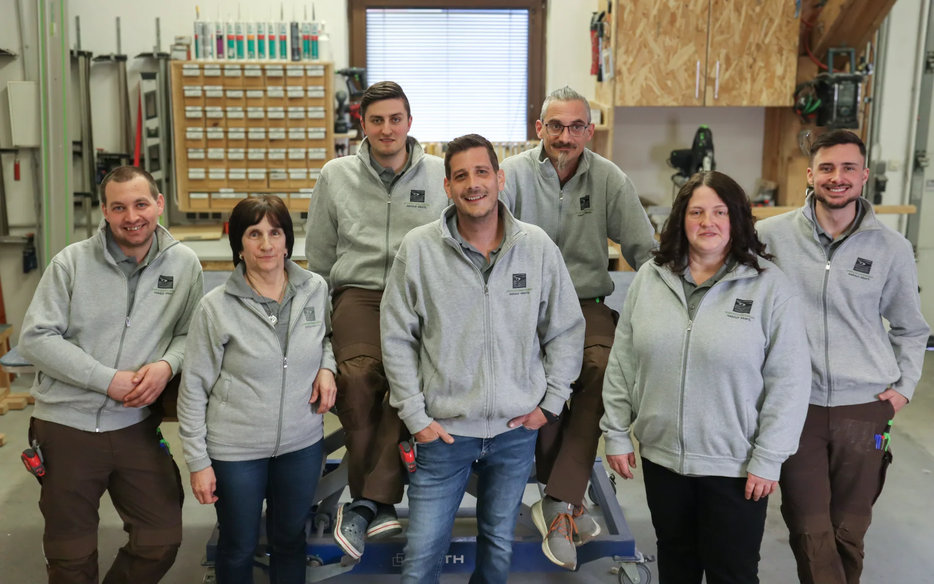 Das Team von Einrichtungsprofi Harald Kraftl in Irnfritz in der Werkstatt – Tischlerhandwerk, Planung und Montage aus einer Hand.