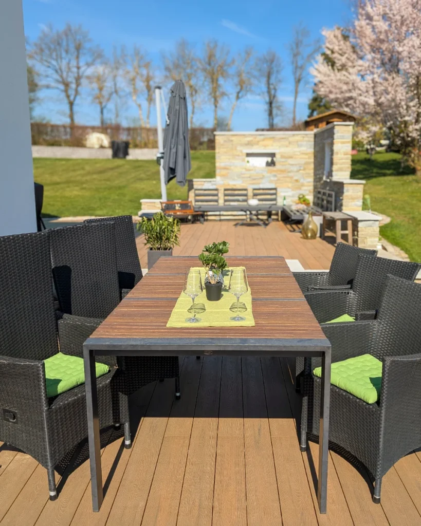 Terrassenboden mit Sitzbereich im Garten – Holz- und WPC-Terrassen vom Tischler im Waldviertel, fachgerecht geplant und verlegt.