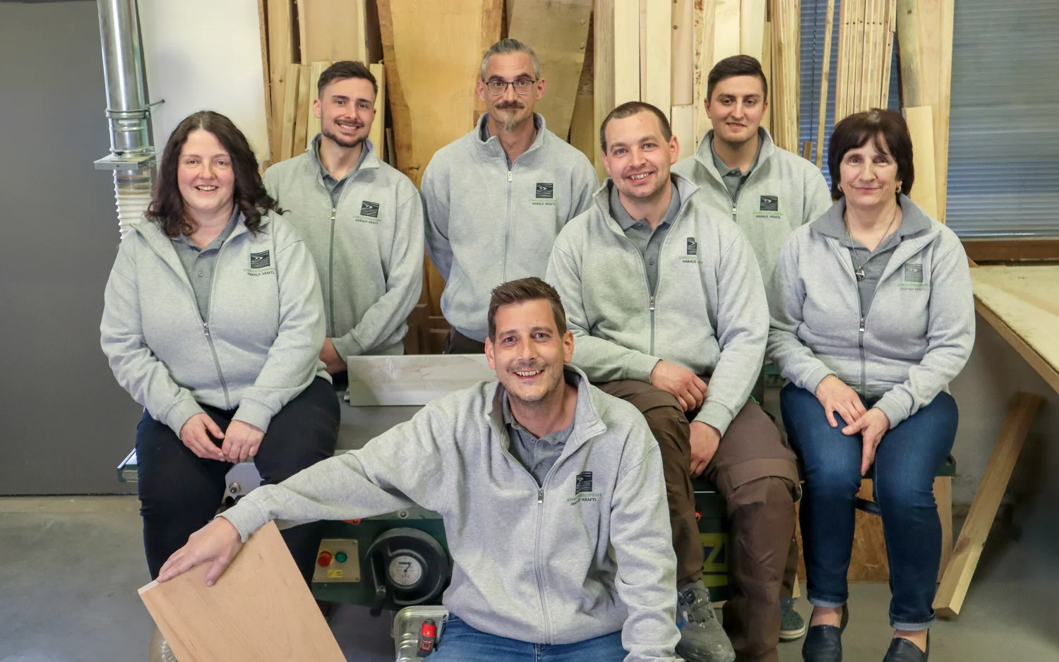 Team der Tischlerei Harald Kraftl im Waldviertel in der Werkstatt – Tischlerarbeit, Möbelbau und Innenausbau aus einer Hand.